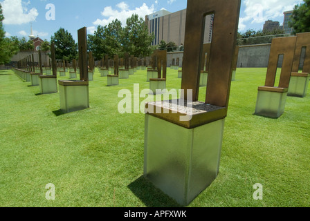 Das Feld Empty Chairs auf das Oklahoma City National Memorial Website des Eidgenössischen Alfred P Murrah bauen. Stockfoto