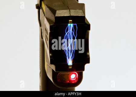 Nicht tödliche Verwendung der elektrischen Betäubungspistole der Force Police Standard Issue Taser Stockfoto