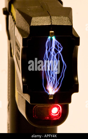 Nicht tödliche Verwendung der elektrischen Betäubungspistole der Force Police Standard Issue Taser Stockfoto