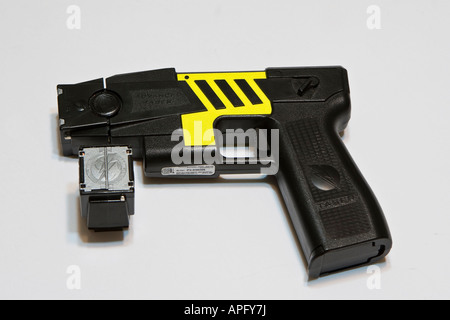 Nicht tödliche Verwendung der elektrischen Betäubungspistole der Force Police Standard Issue Taser Stockfoto