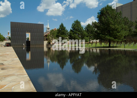 Die reflektierenden Pool im Freien symbolischen Gedenkstätte für die Oklahoma City National Memorial. Stockfoto