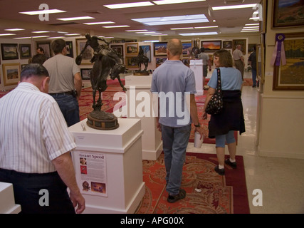 Menschen über Fräsen & schätzen die vielen Kunstwerke auf dem Display auf diese Art Exhibit an der Utah State Fair in SLC, UT, USA Stockfoto