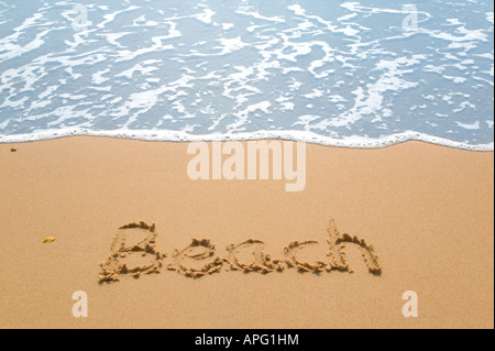 Strand auf einem goldenen Sandstrand neben den Gewässerrand geschrieben Stockfoto