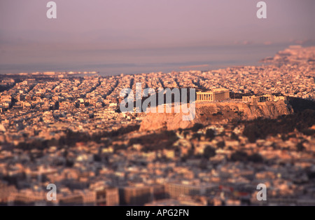 ATHEN, GRIECHENLAND. Ein Tilt-Shift-Blick auf die Stadt, Akropolis und Parthenon von Lycabettus-Hügel. 2006. Stockfoto