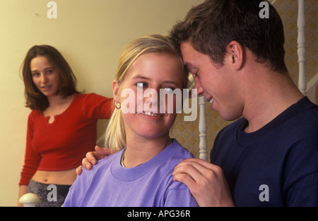 Blick eifersüchtig auf ein anderes Mädchen mit einem jungen Mädchen Stockfoto