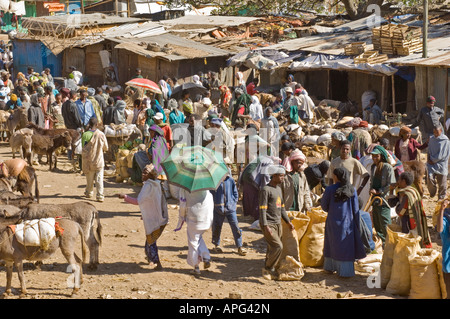 Eine typische bunte Straßenbild im Hauptmarkt von Gondar. Stockfoto