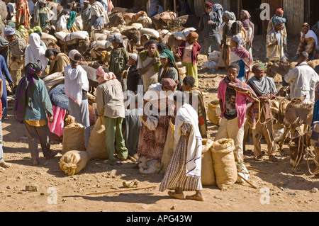 Eine typische bunte Straßenbild im Hauptmarkt von Gondar. Stockfoto