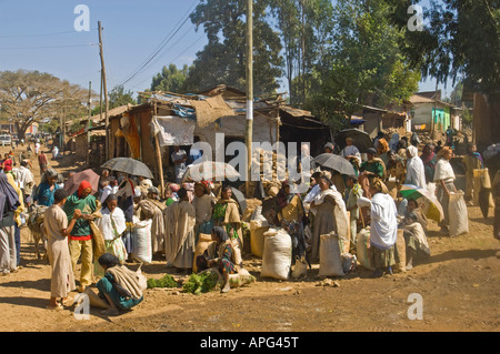 Eine typische bunte Straßenbild im Hauptmarkt von Gondar. Stockfoto