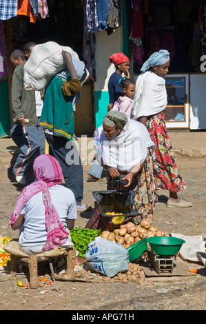 Eine typische bunte Straßenbild im Hauptmarkt von Gondar. Stockfoto