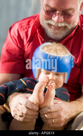 Opa mit Enkel spielen Stockfoto