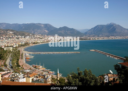 Blick auf die Stadt und den Hafen von Alanya Stockfoto