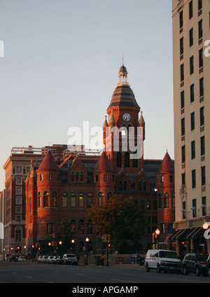 Alte rote Gerichtsgebäude bei Sonnenuntergang Innenstadt von Dallas Texas Oktober 2007 Stockfoto