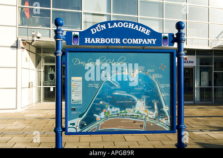 Ein schwarzes Brett in Dun Laoghaire Hafen in der Nähe von Dublin Irland mit einer Karte des Hafens Stockfoto