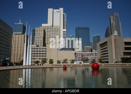 Dallas Skyline spiegelt sich in der Lache des Wassers in der Nähe von Rathaus Texas Oktober 2007 Stockfoto