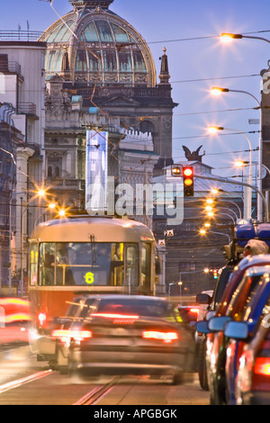 TSCHECHISCHE REPUBLIK PRAG VERKEHR IN DER STADT NATIONAL MUSEUM Stockfoto