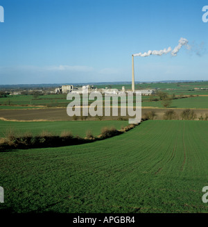 Jungen Herbst Getreide Blick auf Rauchen Schornstein einer Zementfabrik Wiltshire Stockfoto