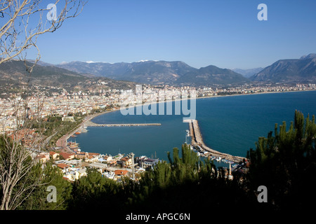 Blick auf die Stadt und den Hafen von Alanya Stockfoto