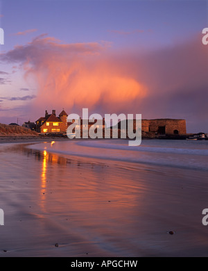 Strand, Hafen und Kalk Brennöfen Beadnell Bay an der Küste von Northumberland in England Stockfoto