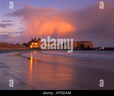 Strand, Hafen und Kalk Brennöfen Beadnell Bay an der Küste von Northumberland in England Stockfoto