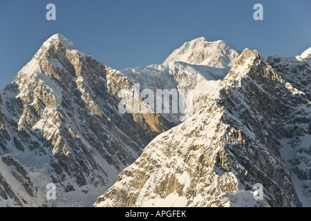 Alaska Denali Nationalpark Mt Huntington-Gipfel im Vordergrund links mit Denali auch bekannt als Mt Mckinley im Hintergrund Stockfoto