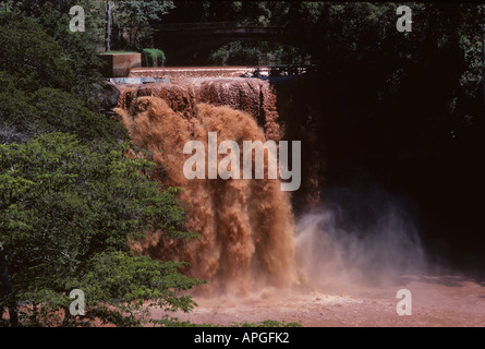 Fällt auf das Thika Fluß rot mit Schlamm nach heftigen Kenia in Ostafrika Regenfällen Stockfoto