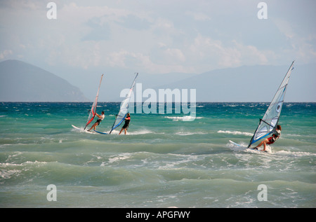 Drei Windsurfer in Vassiliki auf der Insel Lefkas in Griechenland Stockfoto