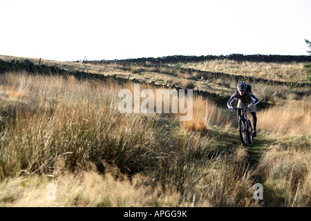 Mountainbiker fährt im Peak District, England. UK Stockfoto