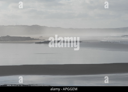 Godrevy Strand mit Blick auf St. Ive Bucht in Cornwall, England durch Wintersonne. Stockfoto