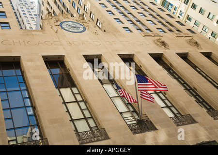 ILLINOIS Exterieur des Chicago Board Of Trade auf LaSalle Street Wahrzeichen im Bankenviertel Uhr und US-Flagge Stockfoto