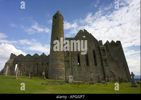 12. Jahrhundert runden Turm und 13. Jahrhundert Kathedrale vor einem blauen bewölkten Himmel in der Rock of Cashel Stockfoto