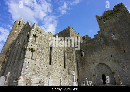 13. Jahrhundert Kathedrale vor einem blauen bewölkten Himmel in der Rock of Cashel Cashel County Tipperary Irland bleibt Stockfoto