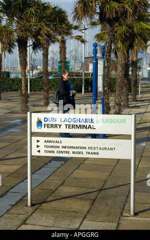 Ein Zeichen außerhalb des Meeres ferry terminal-Gebäude in Dun Laoghaire County Dublin Irland Stockfoto