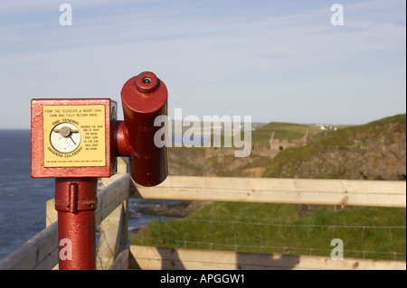 rot und gelb pay-per-View Münz Teleskop für Touristen auf der Suche nach Dunluce Castle County Antrim-Nordirland Stockfoto