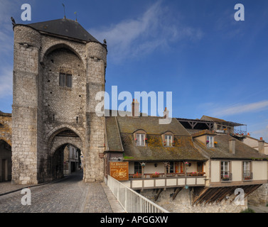 Der alte Eingang, Moret-Sur-Loing, Seine et Marne, Frankreich Stockfoto