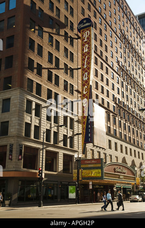 ILLINOIS-Chicago Cadillac Palace Theater auf der Randolph Street Festzelt Menschen Kreuzung Straße Stockfoto