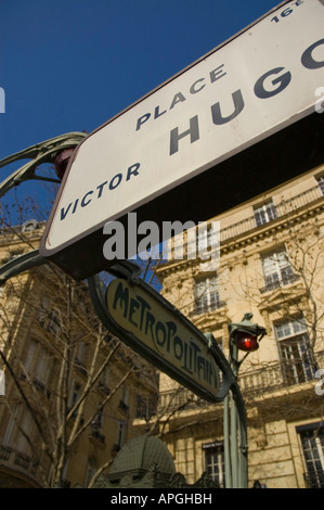 Der Eingang zur u-Bahn in Place Victor Hugo in Paris Stockfoto