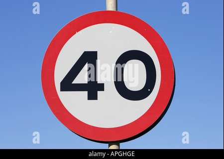 rot, weiß und schwarz 40 vierzig Meilen pro Stunde unerschwinglich Höchstgeschwindigkeit Warnung Straße Zeichen auf Post vor blauem Himmel Stockfoto