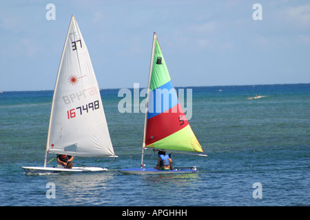 Ein Laser und Topper Segelboot im Ozean vor Waikiki Stockfoto