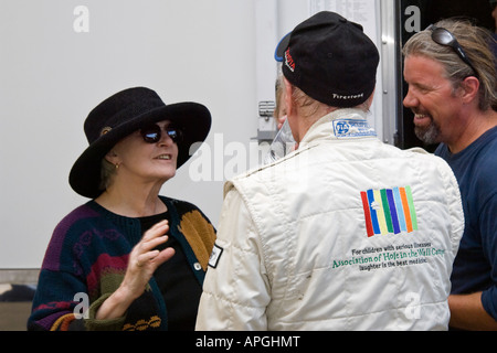 Joanne Woodward gratuliert Paul Newman nach siegreichen Rennen in Lime Rock Park CT 29. September 2007 Stockfoto