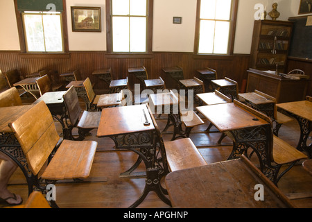 ILLINOIS Rockford hölzerne Schreibtische mit Tintenfass für Studierende in Zeilen alten altmodischen Schulhaus Dorf auf halbem Weg Stockfoto