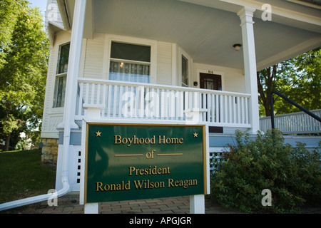 ILLINOIS Dixon Boyhood Home von Präsident Ronald Reagan unterzeichnen vor Veranda mit Geländer Stockfoto