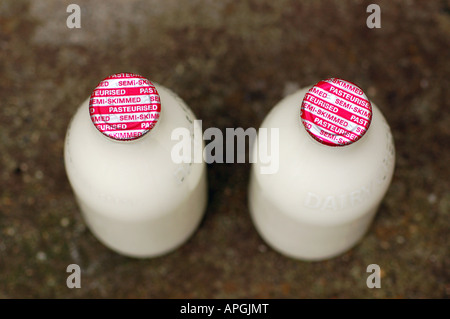 Einem halben Flaschen Milch geliefert an eine Haustür, UK Stockfoto