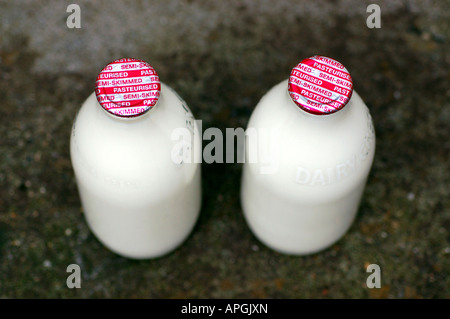 Einem halben Flaschen Milch geliefert an eine Haustür, UK Stockfoto