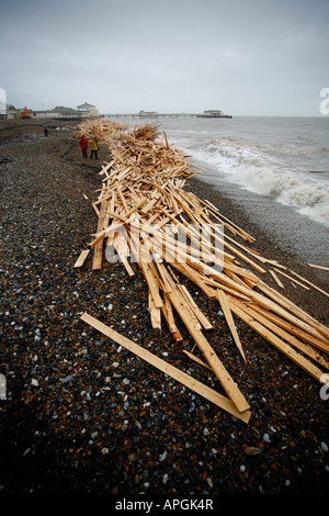 Ein paar Blick auf Holz aus dem angeschlagenen Frachter ' Ice Prince' an Worthing Strand gespült. Bild von James Boardman Stockfoto