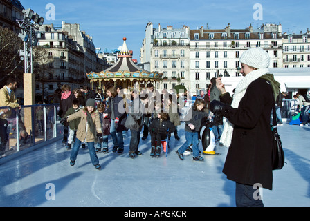 Paris Frankreich, große Menschenmengen, Familien öffentliches Schlittschuhlaufen auf dem Street Skating Ring Winterszenen, Familiensport Stockfoto