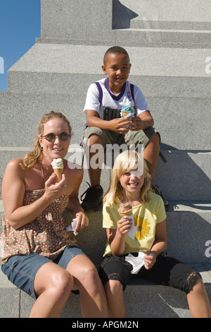 WISCONSIN Racine Frau sitzen auf Denkmal Schritte mit zwei Kindern essen Eiscreme-Kegel Stockfoto