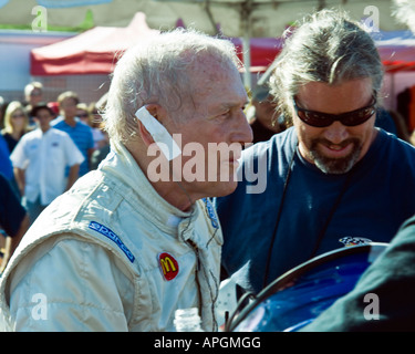 Paul Newman steigt Alter von 82 Jahren aus Rennwagen nach dem Sieg bei Lime Rock Park CT 29. September 2007 Stockfoto