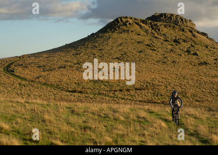 Lone Mountainbiker fährt im Peak District in Derbyshire, England Stockfoto