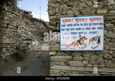 Signal zum Reiten im Dorf zu verbieten. Manang. Annapurna Circuit Trek. Nepal Stockfoto