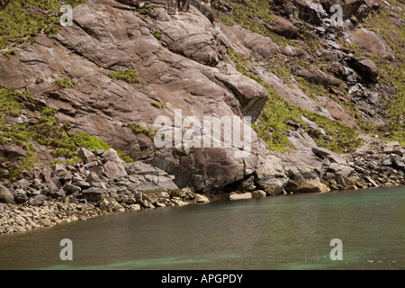 Gruppe Negiotiating der schlechten Schritt zwischen Loch Curuisk und Elgol am Ufer des Loch Scavaig, Isle Of Skye Stockfoto